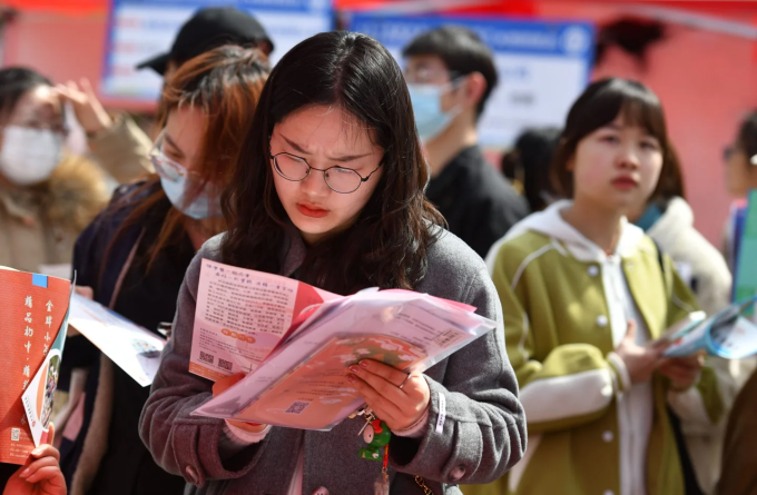 Thanh niên Trung Quốc tại một hội chợ việc làm. Ảnh: China News