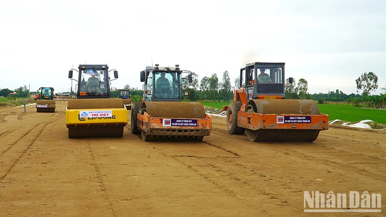 Le secrétaire général To Lam a rencontré et offert des cadeaux à des personnalités exceptionnelles de la province de Dong Thap, a visité le lycée Tram Chim et a inspecté le chantier de construction du projet d'autoroute Cao Lanh-An Huu, photo 6