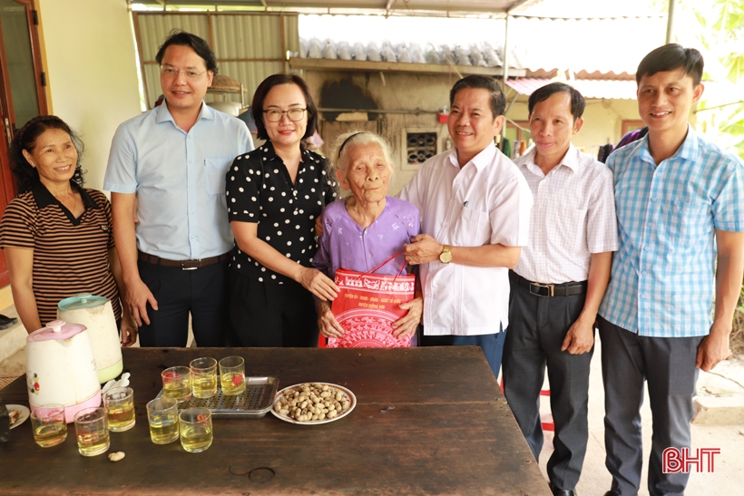 ថ្នាក់​ដឹក​នាំ​ខេត្ត​ចុះ​សួរ​សុខ​ទុក្ខ​គ្រួសារ​គោល​នយោបាយ​ក្នុង​ឱកាស​ថ្ងៃ​ទី​២៧ ខែ​កក្កដា