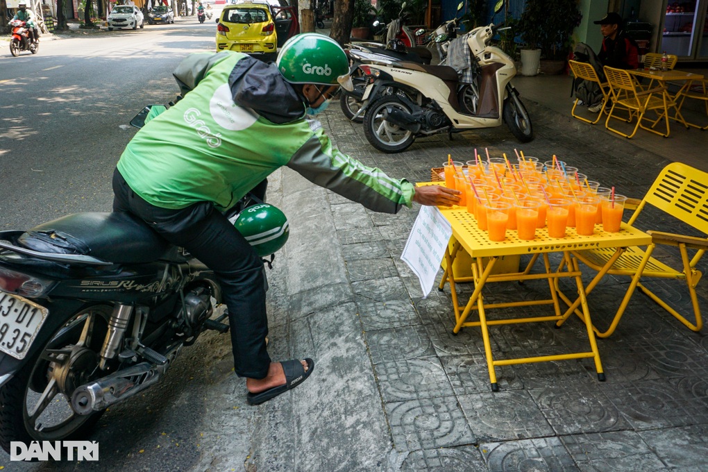 Dừng lại đây một phút uống cho mát rồi đi tiếp nhé, đừng ngại - 2