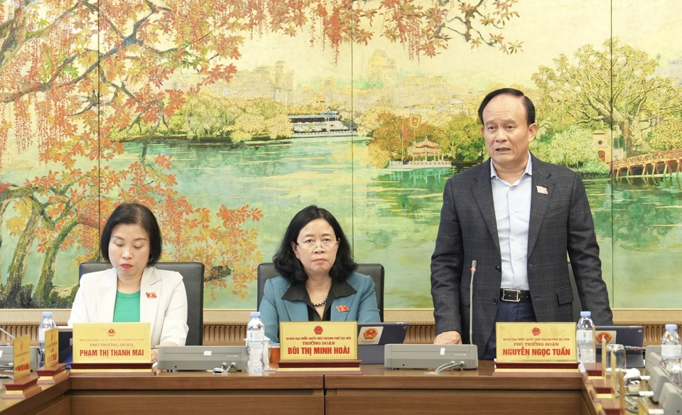 Der Leiter der Delegation der Nationalversammlung von Hanoi leitete die Gruppendiskussionssitzung. Foto von : Hong Thai