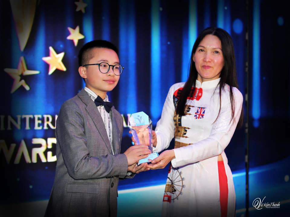 Kevin Nguyen, un joven de 14 años que toca el saxofón, recibió el premio al Joven del Año en el evento VIA 2024. Foto: Vu Kim Thanh