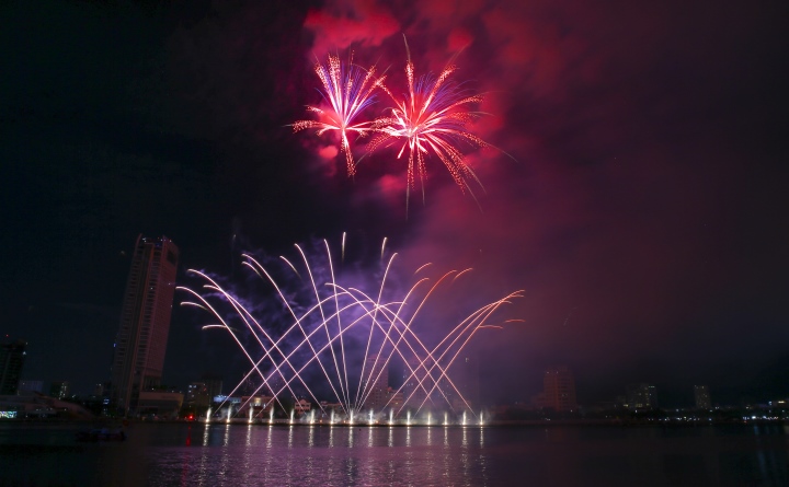 Al venir a Da Nang, no puede perderse el espectáculo de fuegos artificiales surrealista y hermoso de la noche del 10 al 3 de junio.