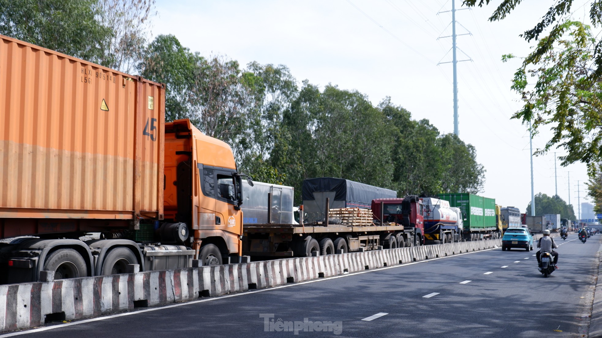 Long queue of trucks 'standing still' on the way to Cat Lai port, HCMC photo 12