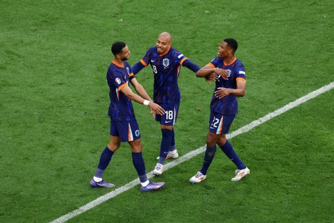 Munich, Alemania: Donyell Malen, de los Países Bajos, celebra el segundo gol de su equipo con un .jpg