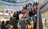 Restaurants in shopping malls are overloaded, customers line up long waiting for their turn