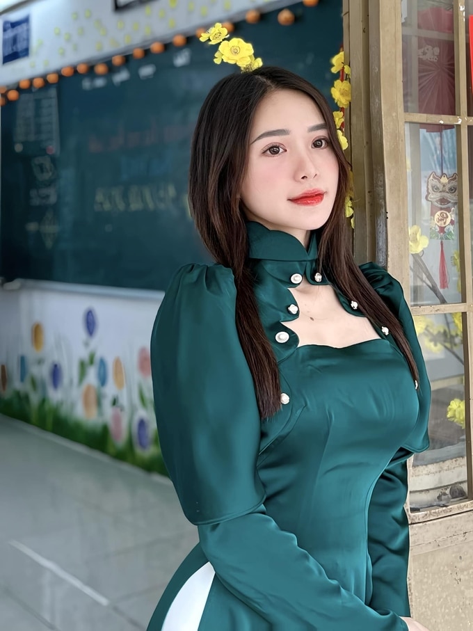 Cô giáo Gen Z gây sốt mạng vì diện áo dài lộng lẫy đến lớp mỗi ngày - 3