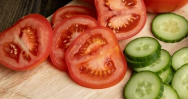 Eating cucumbers with tomatoes and chili peppers will prevent the body from absorbing vitamin C?