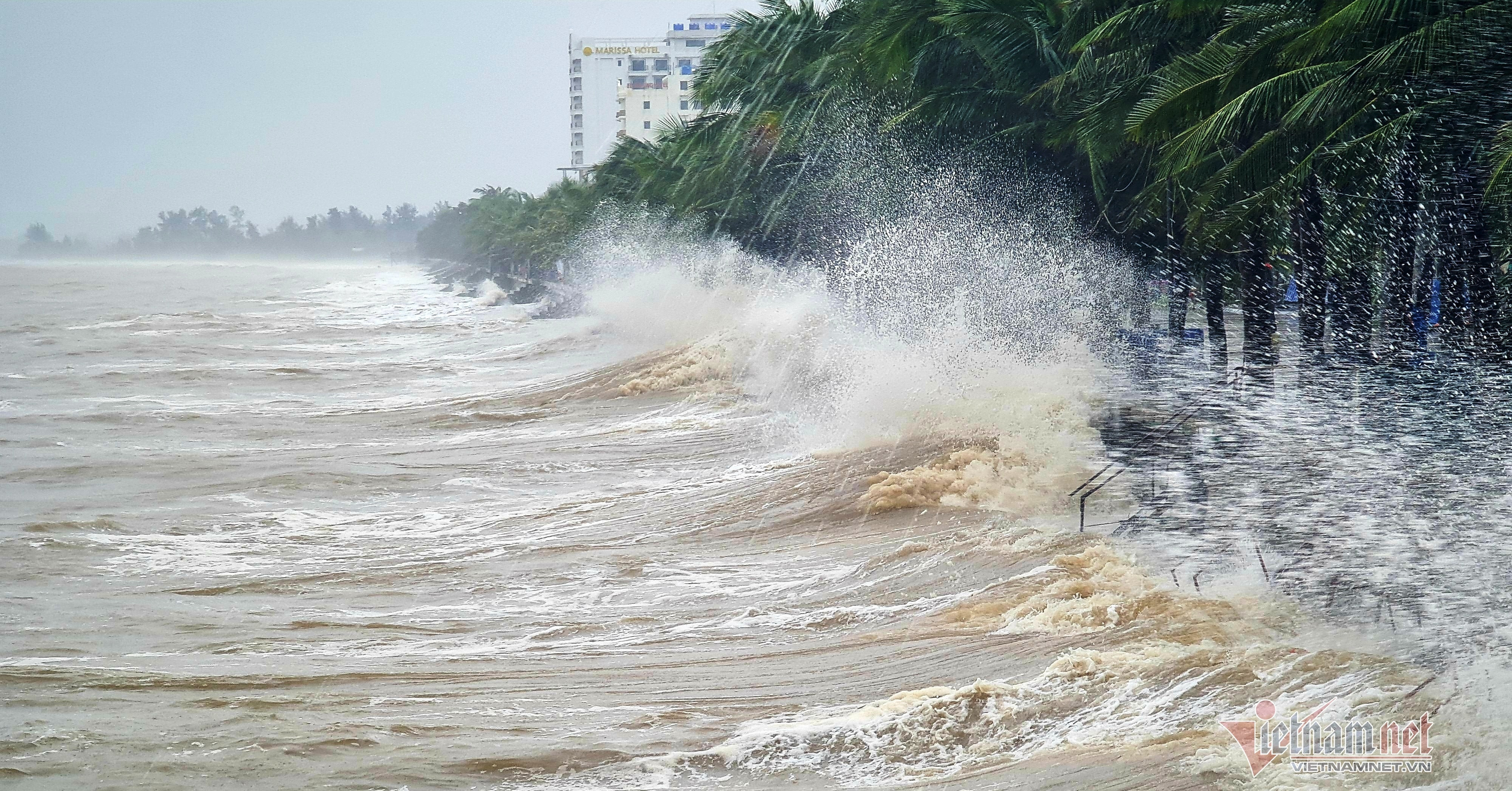 Vùng áp thấp có thể mạnh lên, tâm mưa lớn miền Trung thay đổi