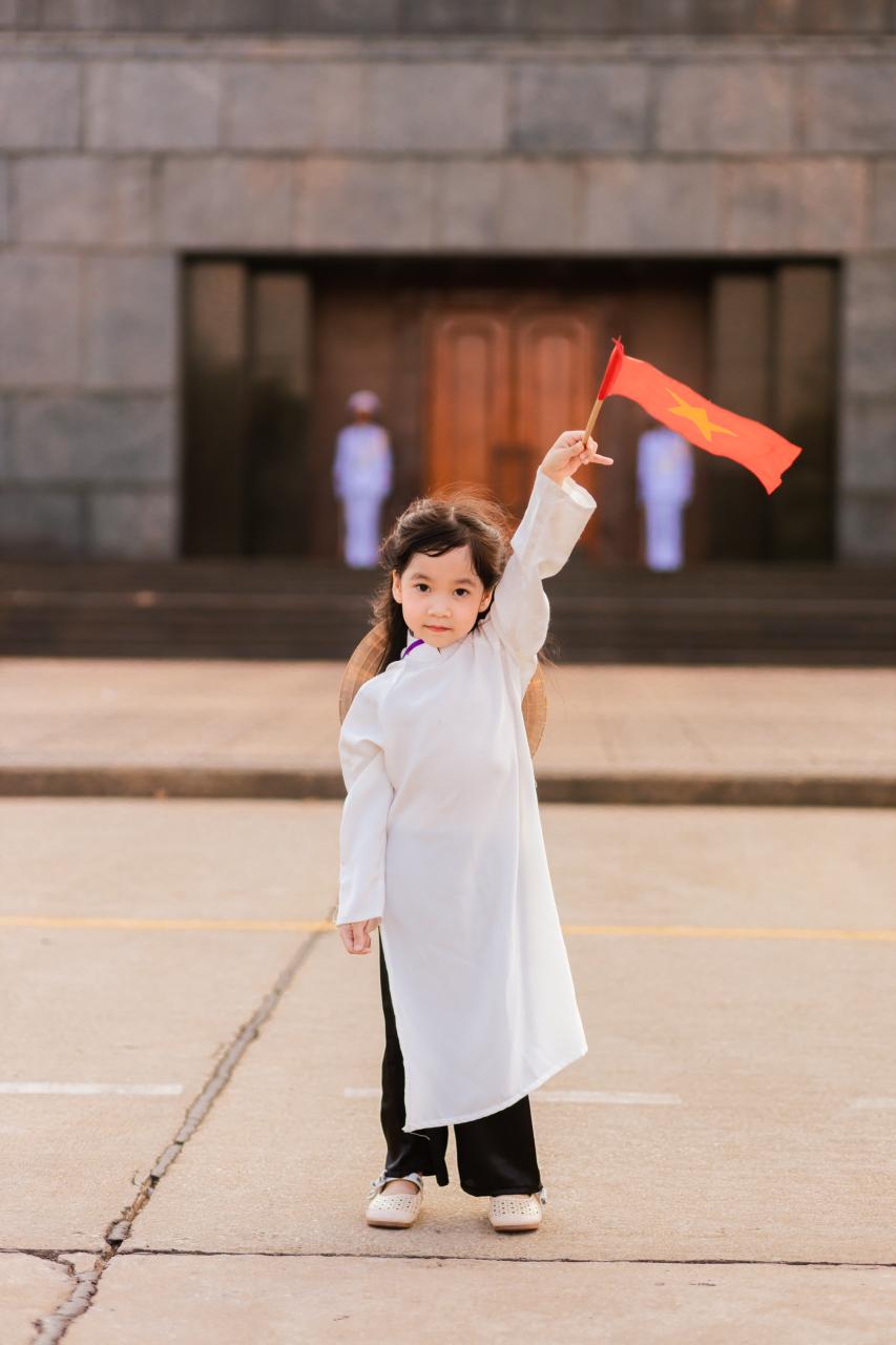 Frau Thuy sagte, die Fotoserie sei an einem frühen Herbstmorgen aufgenommen worden. Auf dem Foto sieht der kleine Phung Bao An (4 Jahre alt) in einem weißen Ao Dai und einem winzigen konischen Hut bezaubernd aus.