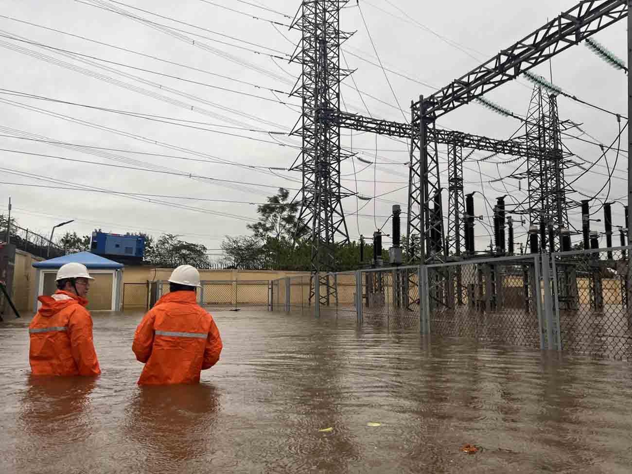 Les forces sont en service 24 heures sur 24, 7 jours sur 7, pour être prêtes à rétablir le système électrique après la décrue. Photo : EVNHANOI.