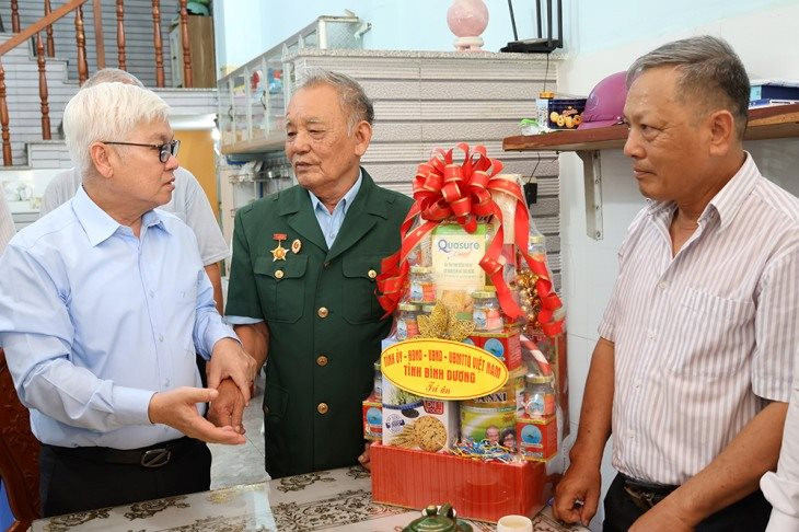 Mr. Nguyen Van Loi asked about the health and gave gifts to veteran Tran Van Toai.