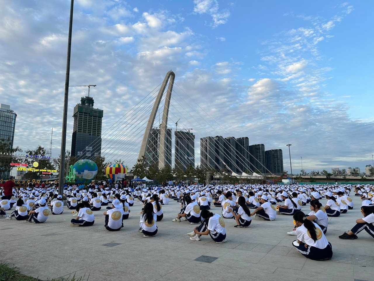 Hàng nghìn người nô nức ngắm vườn hoa hướng dương khoe sắc trong Công viên bờ sông Sài Gòn - Ảnh 6.