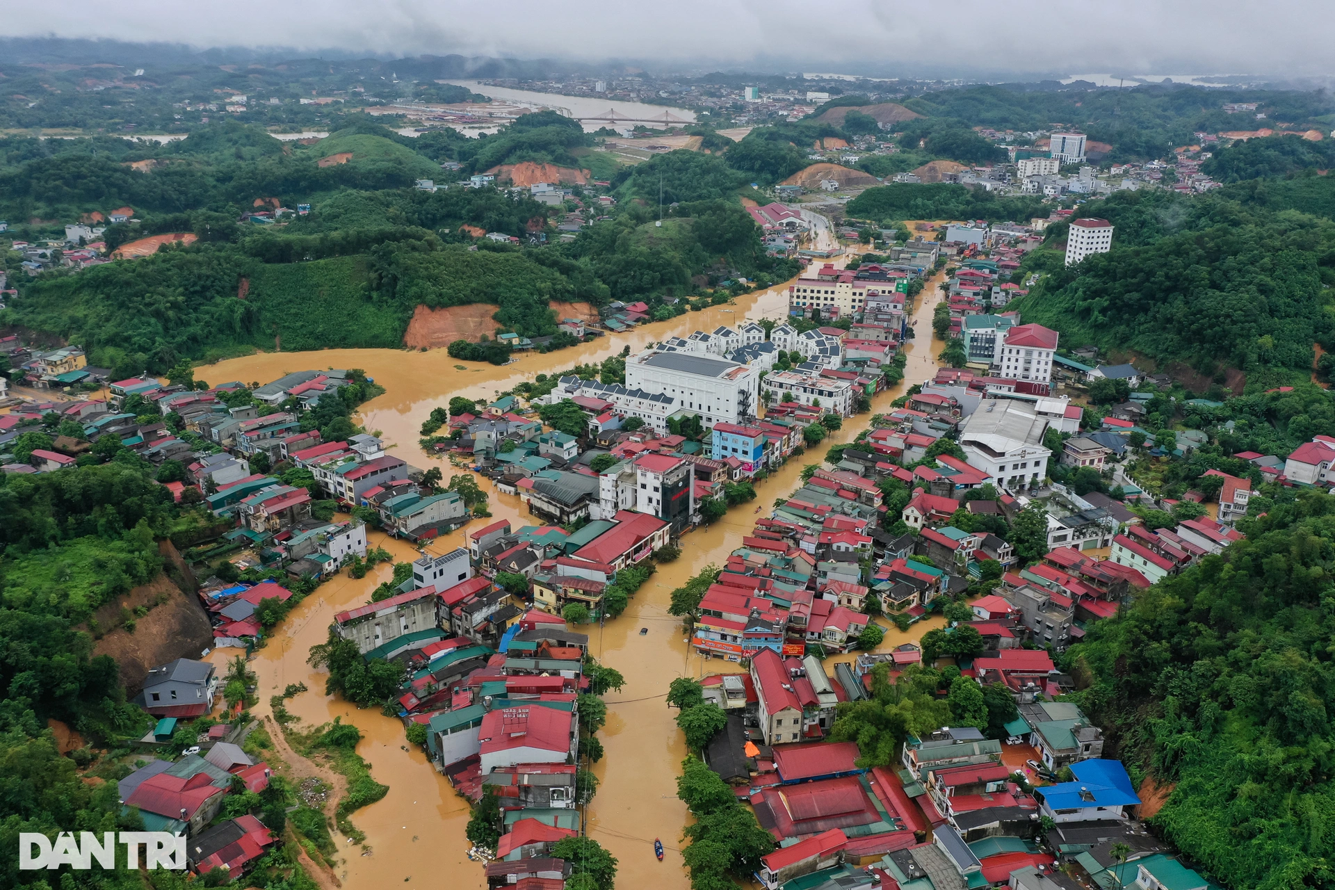 Chạy đua với thời gian cứu người già, trẻ nhỏ khỏi vùng ngập lụt ở Yên Bái