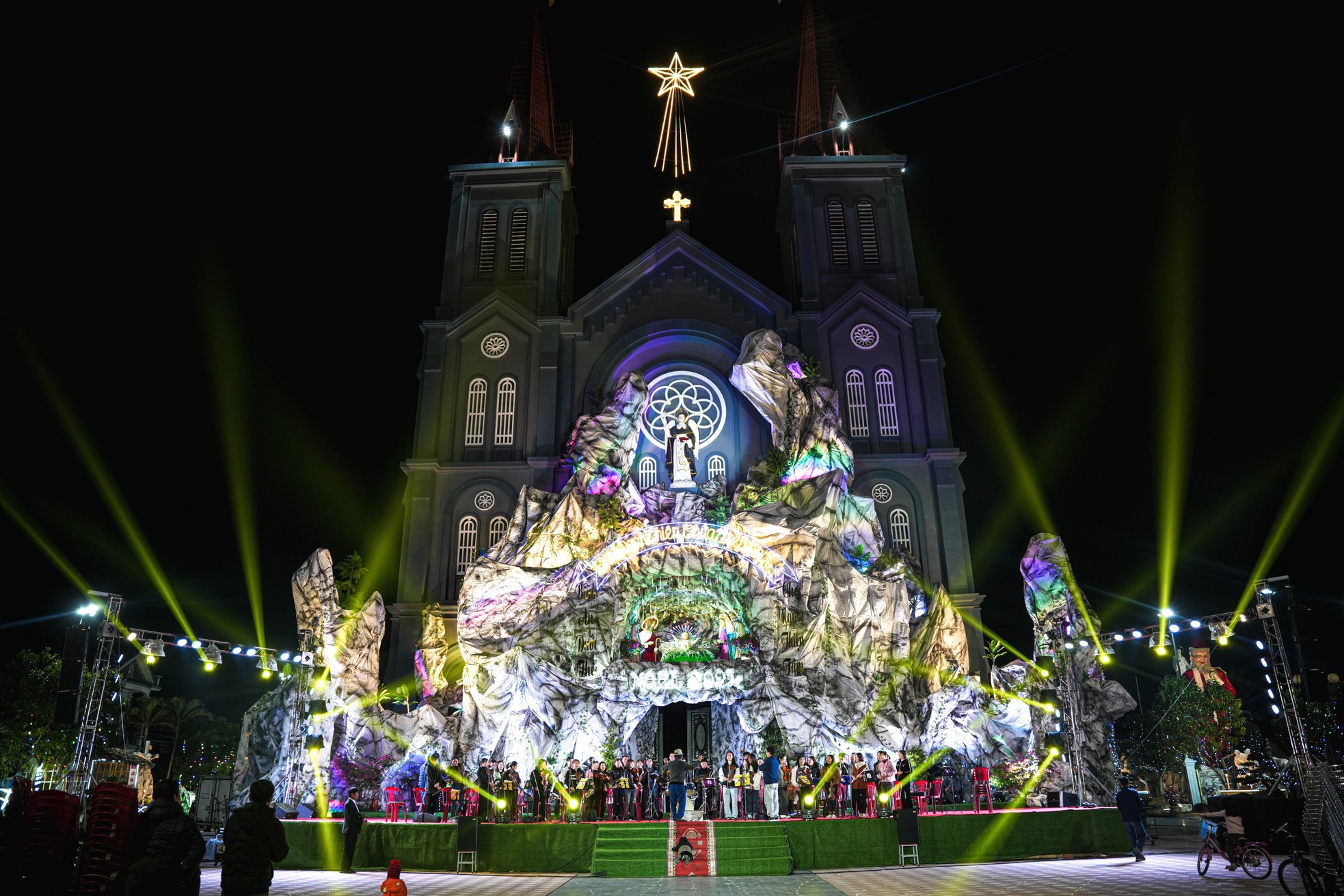 Famous churches in Nam Dinh sparkle before Christmas Eve