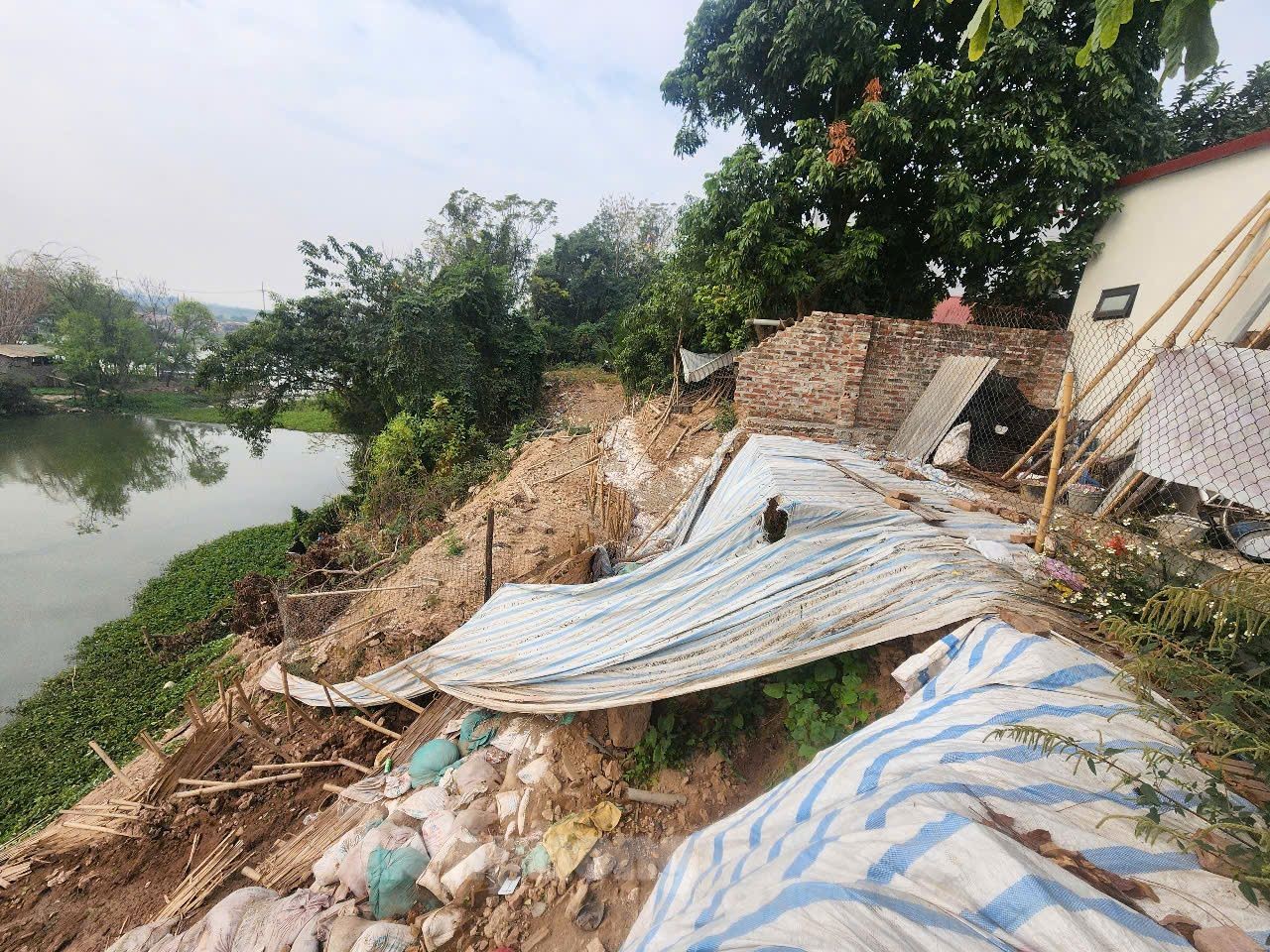 Hanoi : glissement de terrain sur une digue, maisons inclinées, fissurées photo 6