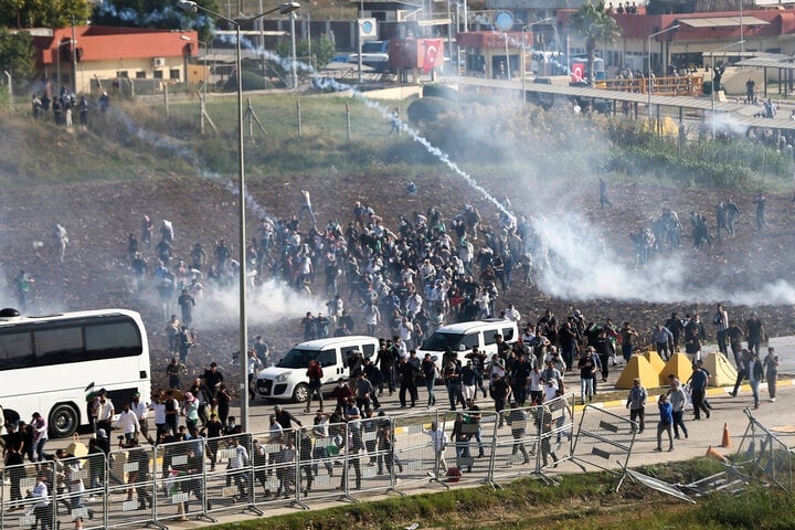 Los manifestantes se enfrentan con la policía antidisturbios durante una manifestación frente a la base aérea estadounidense Incirlik en Adana, Turquía, el 5 de noviembre. (Foto: AP)