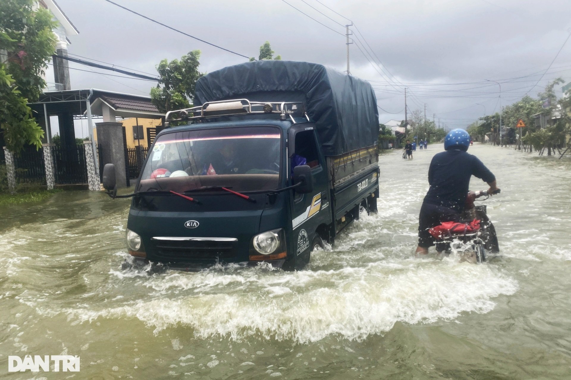 Nước biển tràn bờ gây ngập, người dân Huế ôm thú cưng hối hả chạy lũ - 10