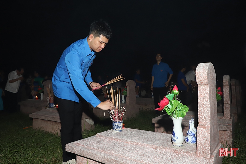 Les jeunes de Ha Tinh allument des bougies pour rendre hommage aux martyrs héroïques