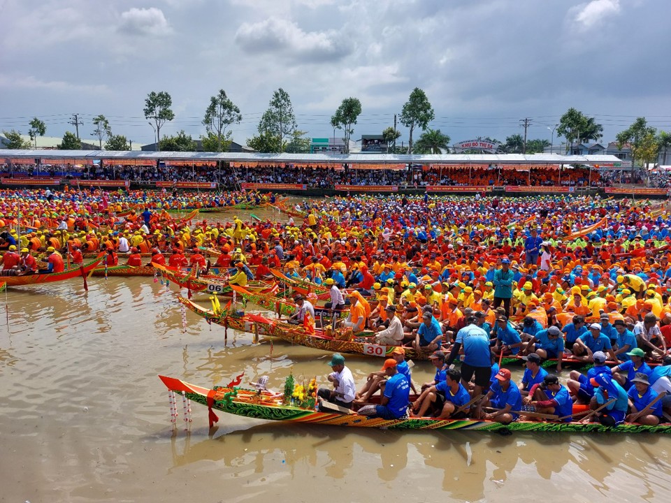 Il est connu que le tourisme spirituel est Les atouts de la province de Soc Trang. De nombreuses attractions touristiques typiques ont été recevoir des investissements, des mises à niveau, des expansions et des améliorations en matière de paysage, d'assainissement de l'environnement, de sécurité et d'ordre, et qualité des services aux touristes