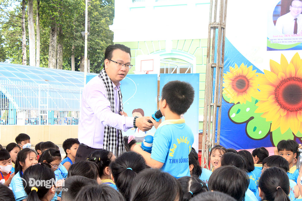 El Dr. Dao Le Hoa An, miembro del Comité Ejecutivo de la Asociación de Psicología de Vietnam, director del Centro de Capacitación en Habilidades para la Vida Jobway 4.0, discutió con estudiantes de la ciudad de Bien Hoa el tema de la autoprotección en Internet. Foto: N. Son