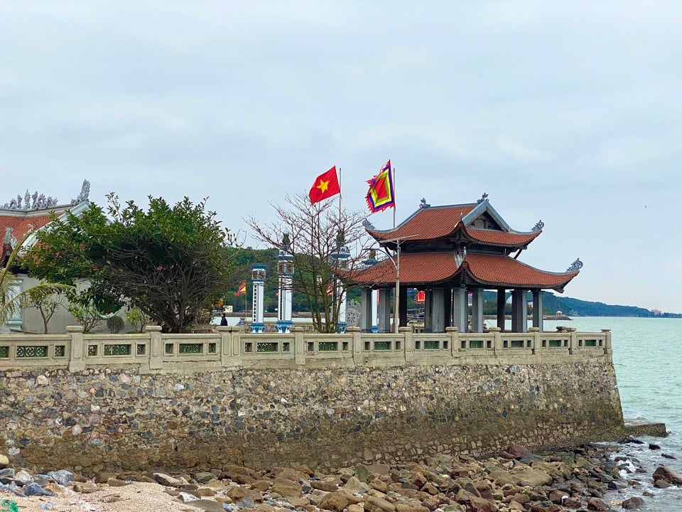 Al venir a Do Son, los turistas no pueden perderse un destino turístico que es Isla Hon Dau. Fotografía de Vinh Quan