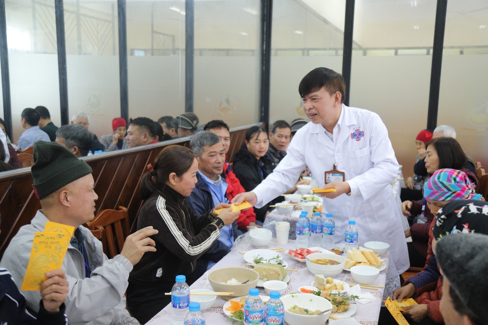 Event - Cancer patients return home to celebrate Tet on a loving bus