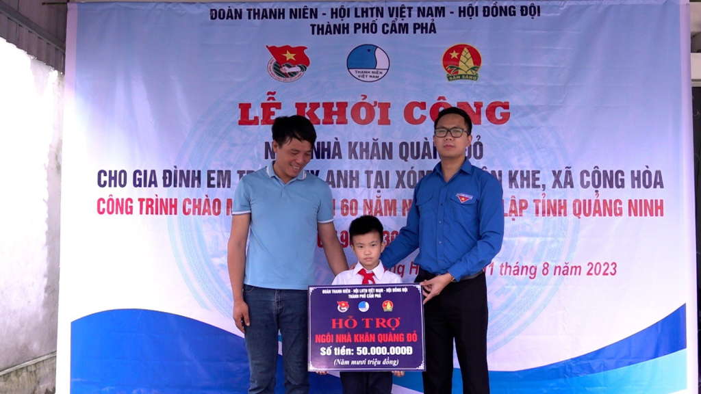 Entrega de regalos a Trieu Duy Anh, un estudiante en circunstancias difíciles en la ciudad de Cam Pha.