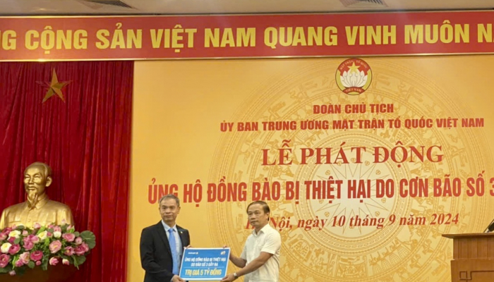 Bao Viet donated 5 billion VND to people affected by storm No. 3.