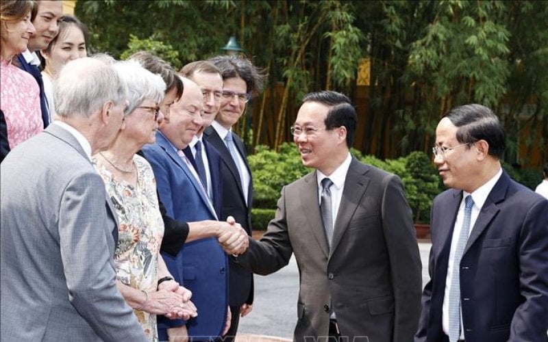 Le président rencontre des scientifiques participant à la conférence scientifique internationale « Windows to the Universe »