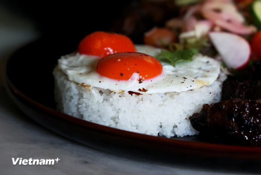 Le riz pour préparer le plat de riz brisé à 100 USD est créé manuellement par le restaurant, brisant les grains de riz de la même manière que lors du processus de mouture, mais en garantissant la propreté (Photo : Hong Dat/Vietnam+).