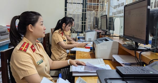 Mehr als 2.100 Autobesitzer in Hanoi wurden mit einer Geldstrafe belegt, weil sie den Besitz ihres Fahrzeugs nicht übertragen hatten.