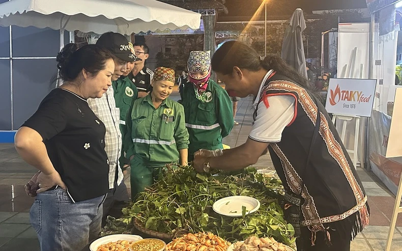 디엔비엔에서 열린 국가음식축제에 41개 부대 참가 사진 4