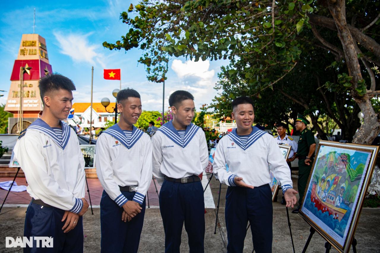 Hơn 200 thanh niên, sinh viên rưng rưng niềm tự hào tới thăm Trường Sa - 14