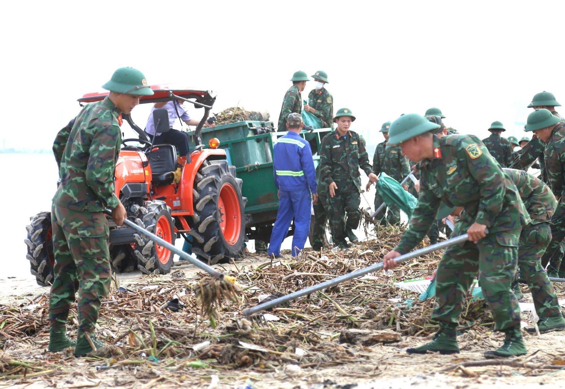 មនុស្ស​៣.០០០​នាក់​សម្អាត​សំរាម​ជុំវិញ​ឈូងសមុទ្រ Da Nang ក្រោយ​ទឹកជំនន់ - ៤