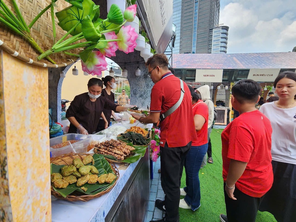 Các món như thịt xiên, nem rán, bò lá lốt...đặc biệt được yêu thích