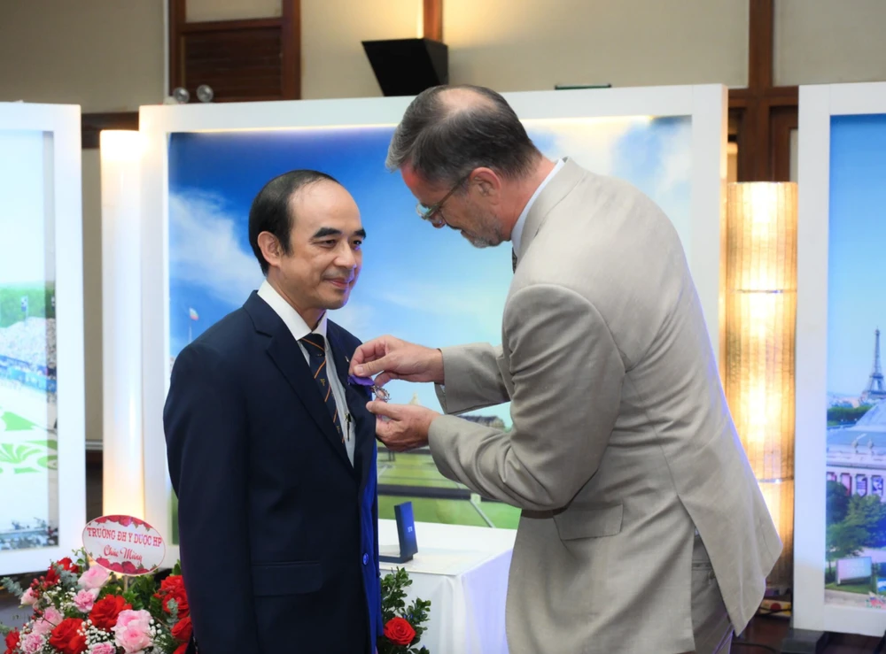 Herr Olivier Brochet, Botschafter der Französischen Republik, verlieh im Namen der französischen Regierung Professor Nguyen Huu Tu, Rektor der Medizinischen Universität Hanoi, den „Orden der Akademischen Palme“. (Foto: PV/Vietnam+)