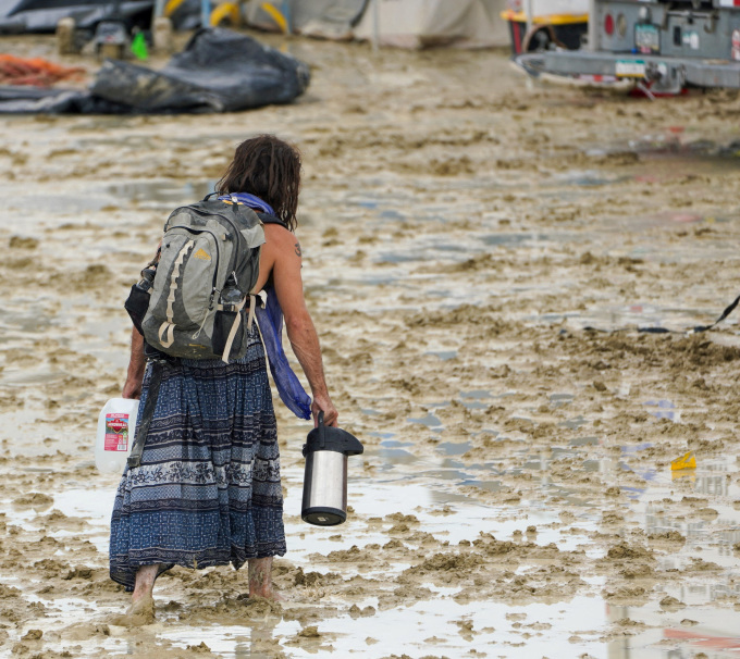 Les participants de Burning Man marchent dans la boue du désert le 2 septembre. Photo : Reuters