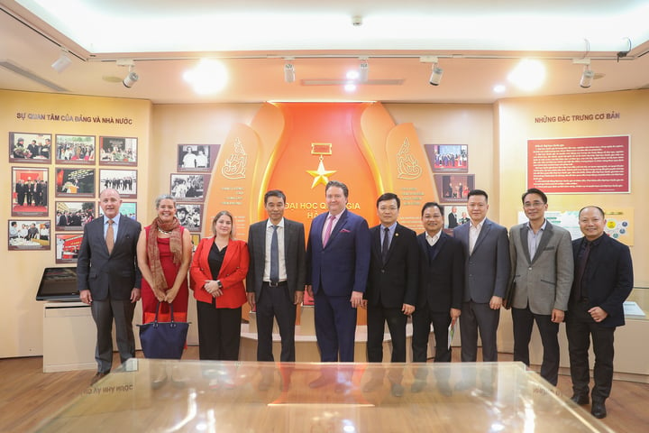 Los delegados visitaron la sala tradicional de la Universidad Nacional de Hanoi.