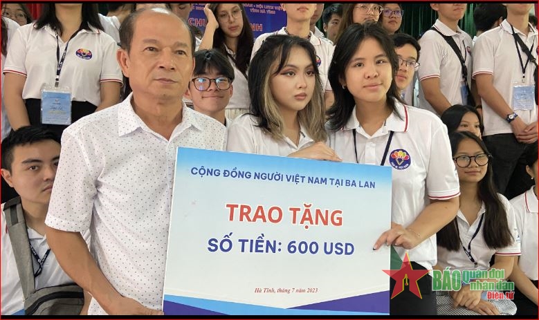  La comunidad vietnamita en Polonia donó 600 dólares a la Asociación Ha Tinh de Víctimas del Agente Naranja/Dioxina. Foto: HA ANH