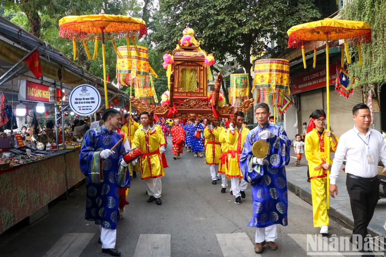 [Photo] Bustling traditional procession of Kim Ngan Communal House Festival photo 4