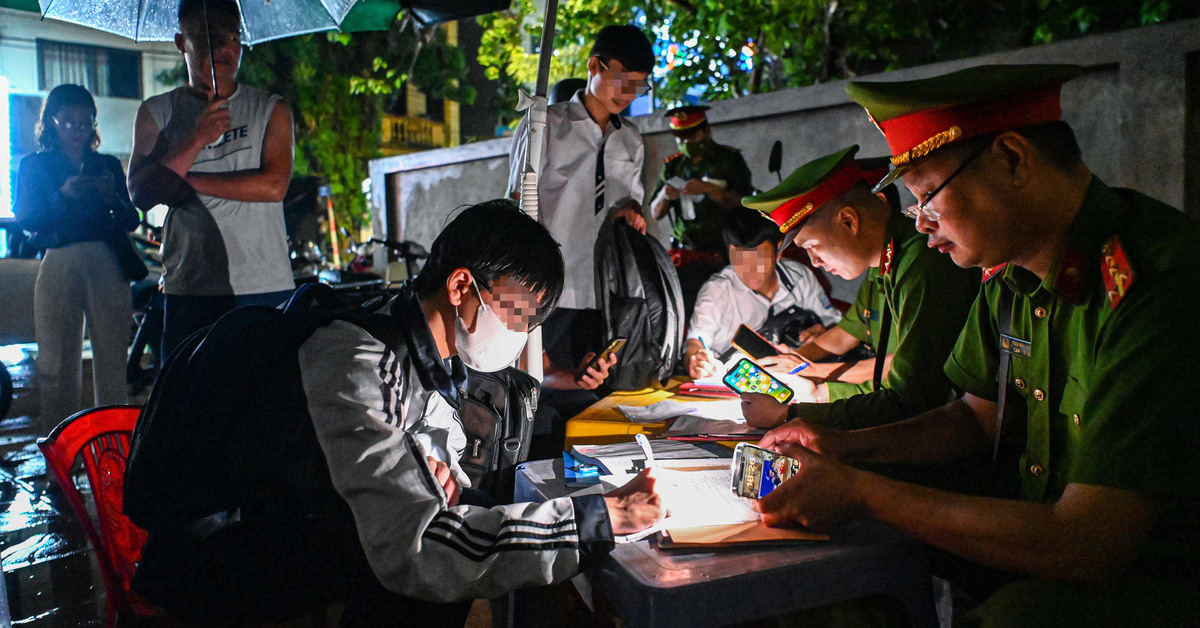 Cao điểm xử lý vi phạm giao thông với học sinh: Phụ huynh xếp hàng chờ cảnh sát lập biên bản