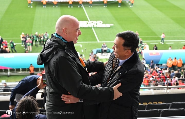 VFF-Präsident Tran Quoc Tuan freute sich, FIFA-Präsident Gianni Infantina beim Spiel zwischen Vietnam und den USA zu treffen.