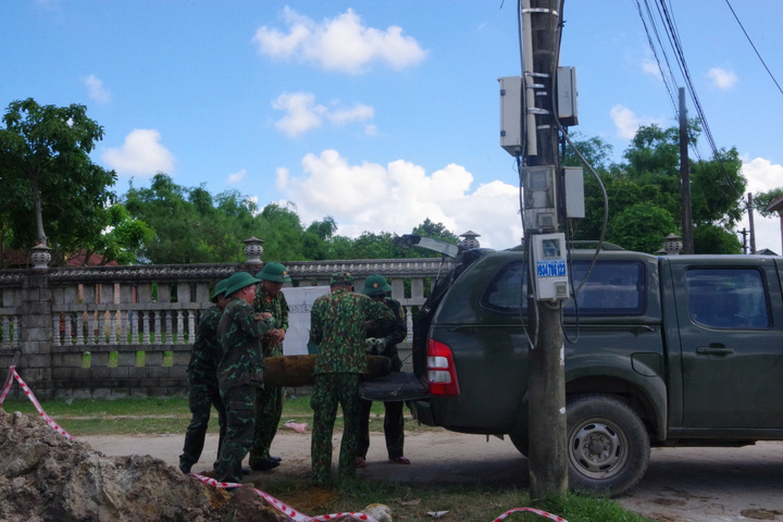 Lực lượng bộ đội công binh di chuyển quả bom đến nơi tập kết, chờ huỷ nổ theo quy định.