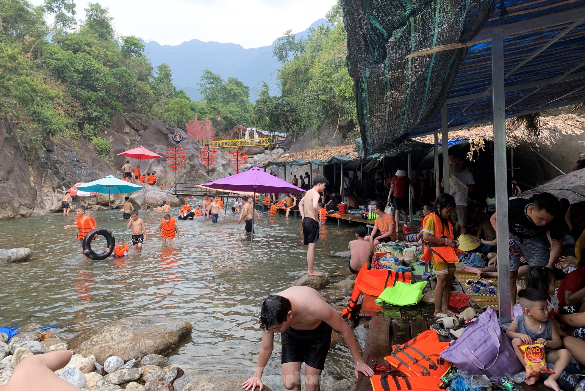 យុវជន​ចេញ​ពី​ទីក្រុង​ទៅ​លេង​ភ្នំ​ទៅ​ងូត​ទឹក​តាម​ដង​អូរ​ដើម្បី​ឲ្យ​ត្រជាក់​ចិត្ត រូបថត ១