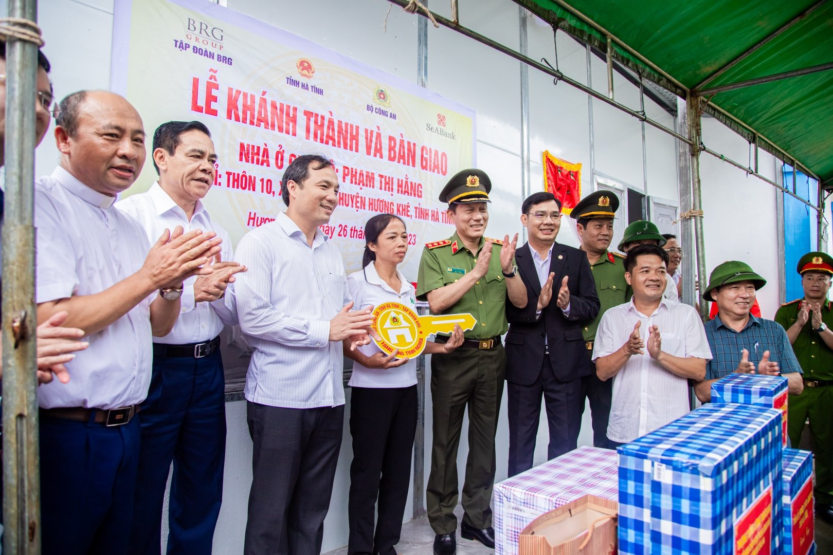 MINISTERIUM FÜR ÖFFENTLICHE SICHERHEIT UND PROVINZ HA TINH, BRG GROUP UND SEABANK ÜBERGEBEN 600 HÄUSER AN ARME HAUSHALTE IN DER PROVINZ HA TINH