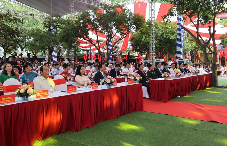 Le lycée pour surdoués de Phan Boi Chau a reçu la médaille de l'indépendance de deuxième classe, photo 2