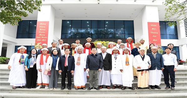 El viceministro y vicepresidente Nong Quoc Tuan se reunió con la delegación de dignatarios y funcionarios del grupo étnico Cham en la provincia de Ninh Thuan.