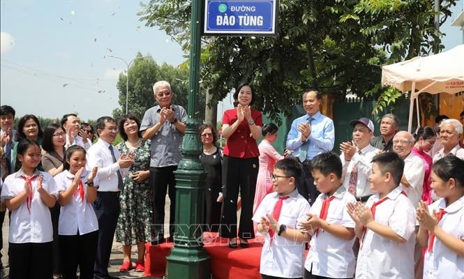 Installing street nameplates for journalist Tran Kim Xuyen and journalist Dao Tung in Bac Giang