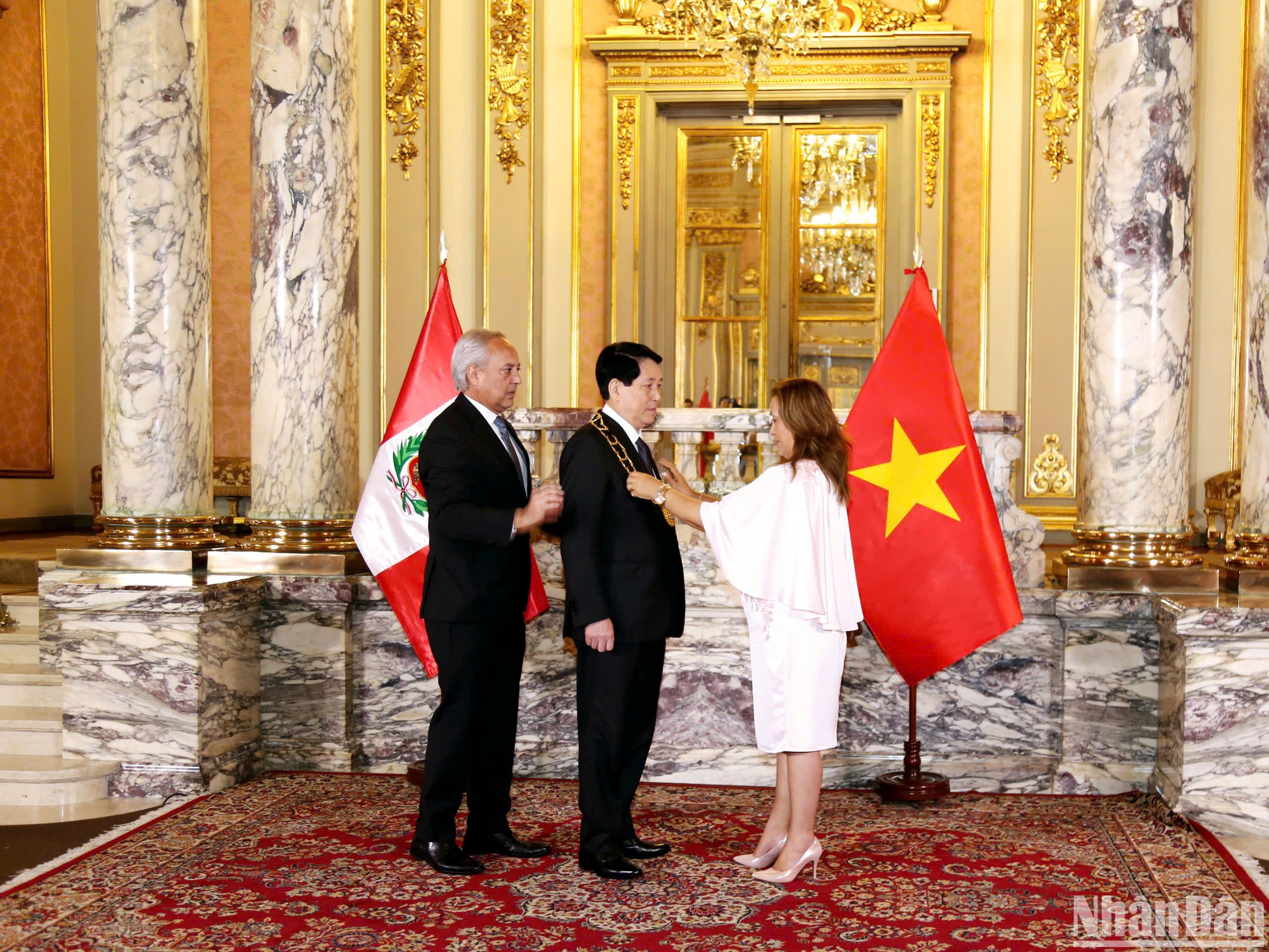 President of Peru awards Grand Cross of the Order of the Sun of Peru to President Luong Cuong